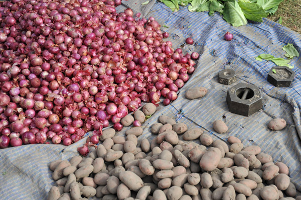 Red onions and potatoes, Khuruthang Market