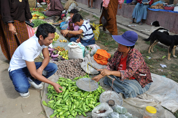 Dennis tries his bargaining skills, Khuruthang Market