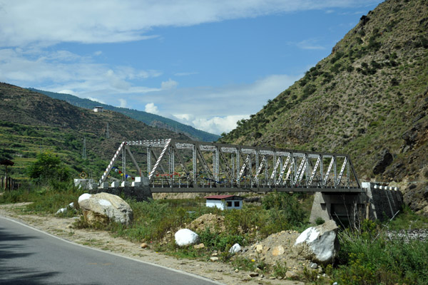 As the road continues towards Paro, it crosses to the north bank of the Pacchu River over this modern steel bridge