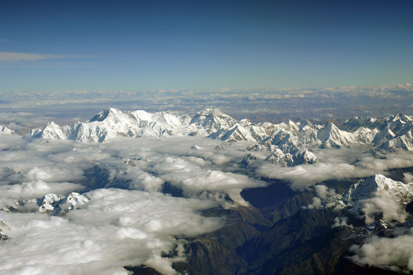 Cho Oyu towards the left of the frame