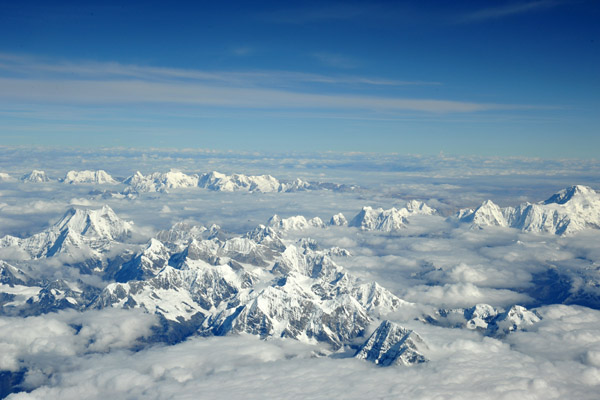 Cho Oyu on the far right of the photo, Melungtse on the left