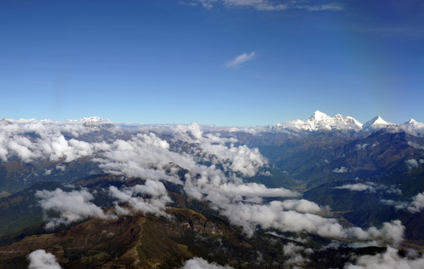 The highest peaks in Bhutan are almost all on the international borders with Sikkim (India) to the west & Tibet (China) N