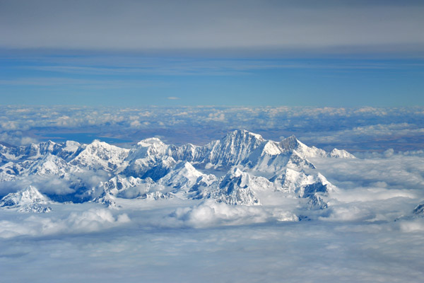 Beyond Cho Oyu, the 6th highest peak in the Himalaya (8188m/26,864ft), Lake Peiku is visible in Tibet (China)