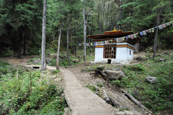 A small temple with a spring along the Tiger's Nest trail
