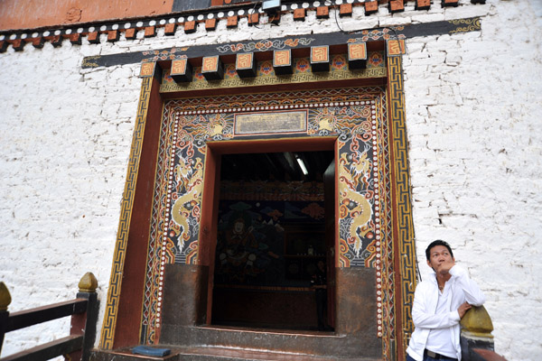 The main entrance to Paro Dzong protected by dragons