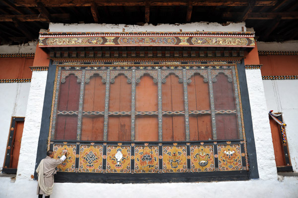 Tandin describing the Auspicious Symbols, Paro Dzong