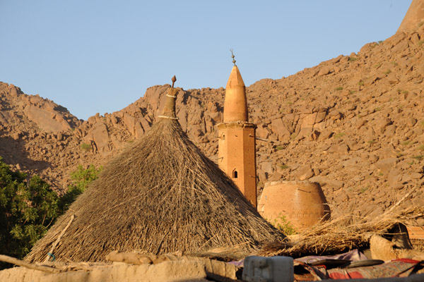 Thatched hut and the Khatmiyah Mosque