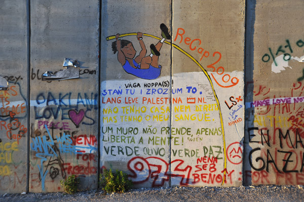 West Bank Separation Wall graffiti - Pole Vault, Lang Leve Palestina, Um Muro No Prende, Apenas Liberta a Mente!