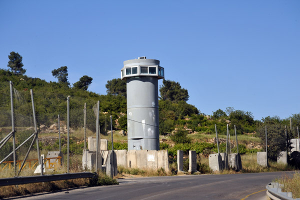 Israeli watch tower along Highway 60 between Mu'askar al'Arub and Bayt Umar