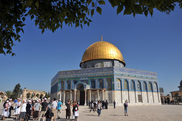 Dome of the Rock with a crowd of tourists, Temple Mount