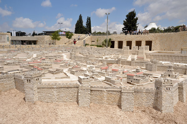 The 3rd Wall was built between the Crucifixion of Christ (33 AD) and the Destruction of the Second Temple (70 AD)