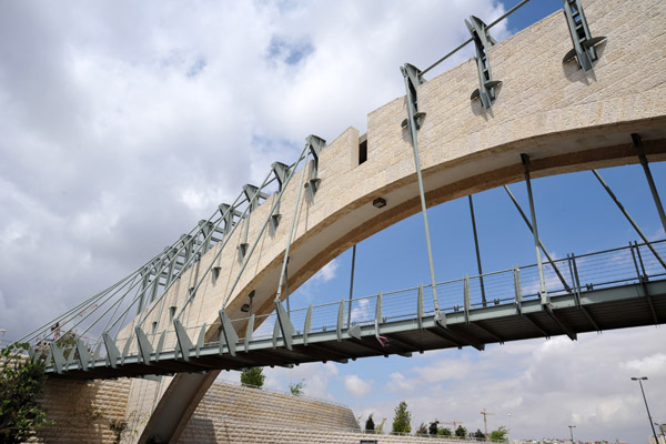 Bridge over Yitzhak Rabin Blvd to the Israel Supreme Court