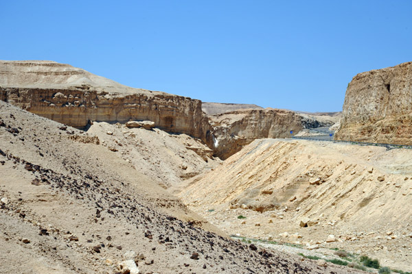 Wadi and cliffs along Route 25