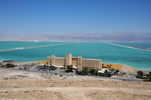 The En Boqeq hotel strip is actually along the evaporation pools, not the actual Dead Sea