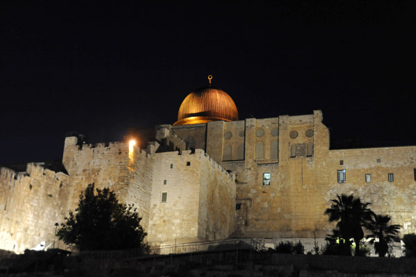 Al Aqsa Mosque and the southern face of Temple Mount illuminated at night