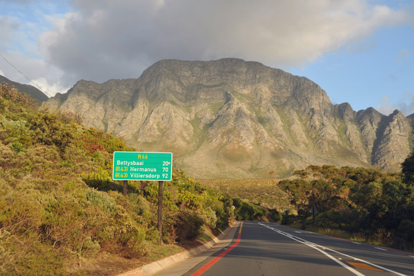 20 km to Bettysbaai (70 km to Hermanus) on the R44