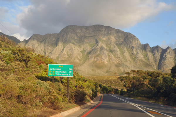 20 km to Bettysbaai (70 km to Hermanus) on the R44