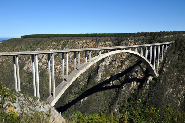 Bloukrans Bridge linking the South African provinces Eastern Cape (left) and Western Cape (right)