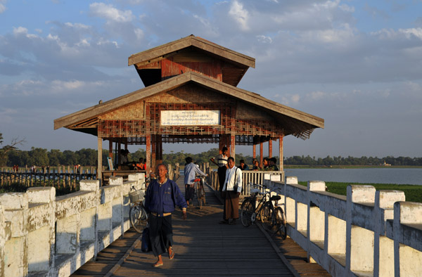 Rest area at the midpoint of the Teak Bridge