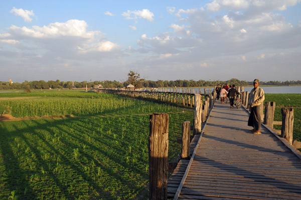 The bend at the midpoint of U Bein's Bridge