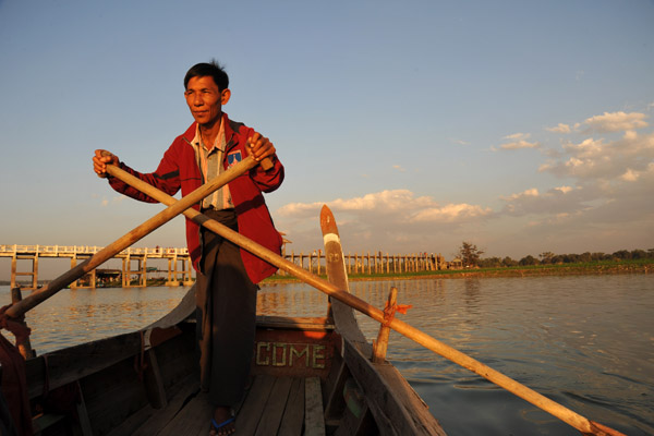Amarapura boatman using the standing forward-facing cross-oar technique