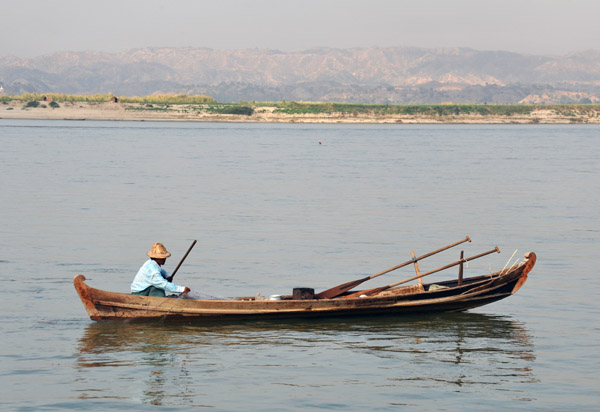 Burmese fisherman on the Irrawaddy River between Mandalay in Mingun