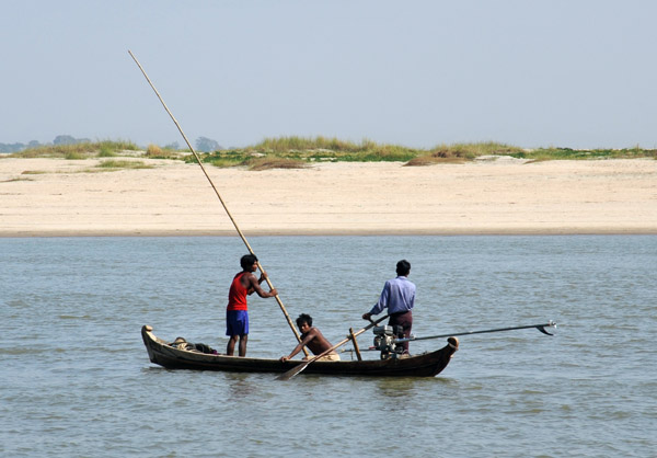It's very common for the small boats on the Irrawaddy to use oars and poles rather than the long-tail motor