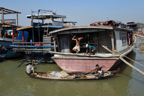 Life along the Mandalay Waterfront