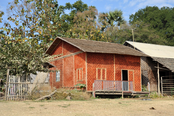 Hut of woven palm with a reddish color, Mingun