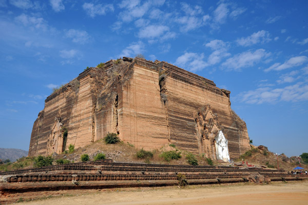 Construction of Mingun Paya ceased with the death of its sponsor, King Bodawpaya