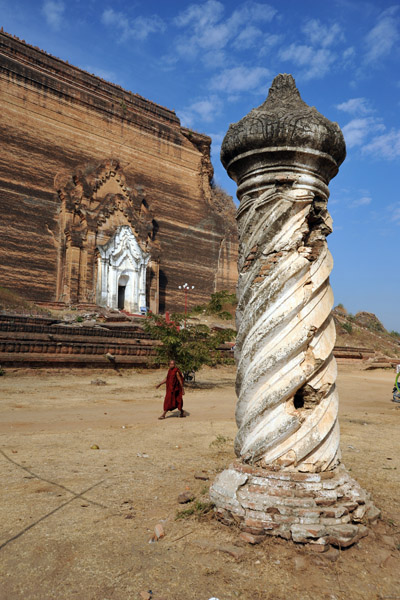 Pillar in front of Mingun Paya
