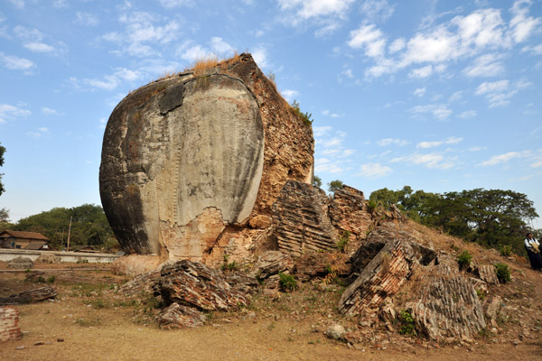 I don't know if the chinthes of Mingun Paya were ever complete, but they were probably victims of the 1838 earthquake as well