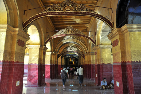 Gallery leading to the heart of the temple, Mahamuni Paya