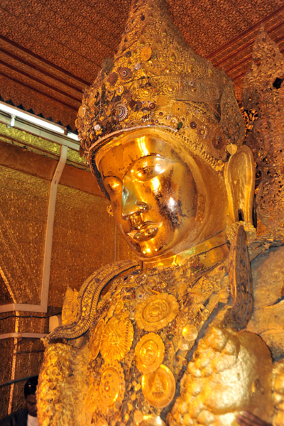 Beneath all the gold si a 6.5 ton bronze statue