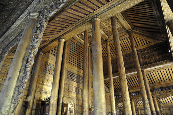 Western hall in the interior of the Golden Palace with traces of the original gold leaf