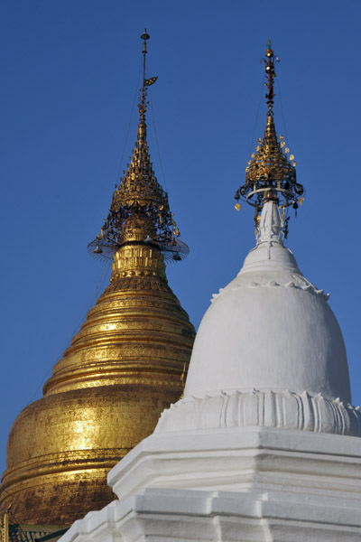 Kuthodaw Paya's 57m golden stupa, Mandalay