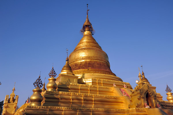 The main stupa (zedi) of Kuthodaw Paya, modeled after the Shwezigon Pagoda in Bagan