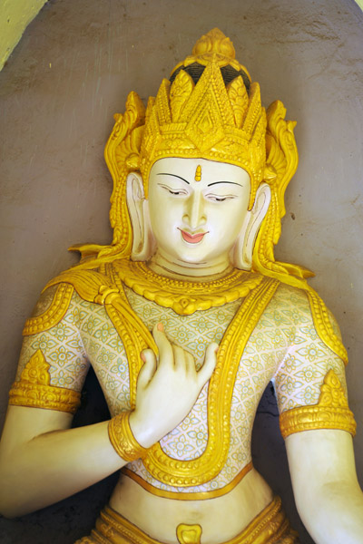 Statue at the west gate, Ananda Phaya