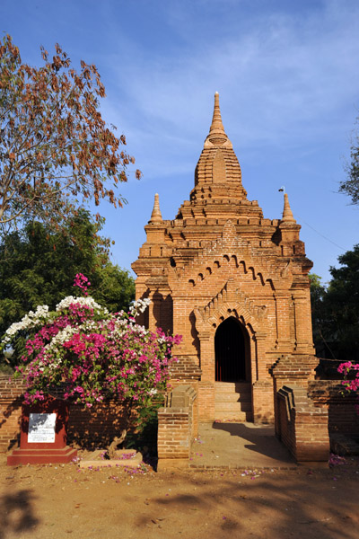 Small pagoda near the entrance to Htilominlo Guphaya