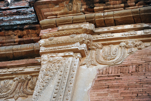Details of the original stucco work of Htilominlo Guphaya