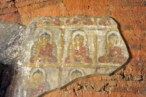 Painted Buddhas on plaster, Htilominlo Guphaya