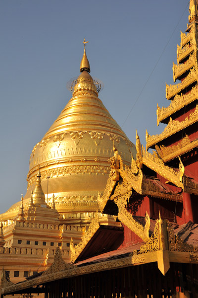 Impressive gold zedi of Shwezigon Paya