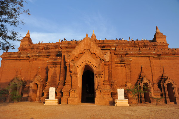 Pyathada Paya was built in the 12th Century by King Kyaswa