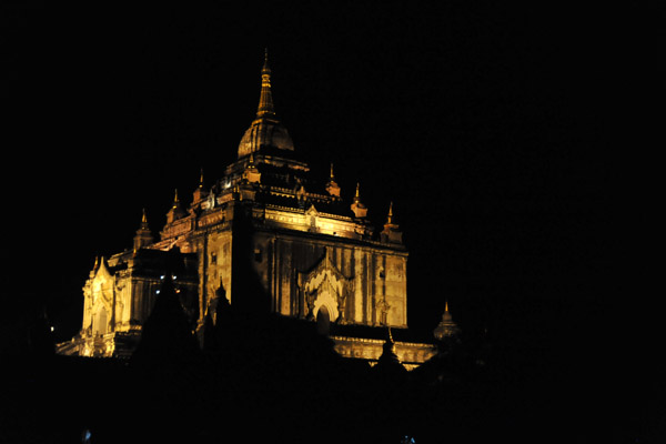 Thatbyinnyu Phaya at night - Bagans tallest temple