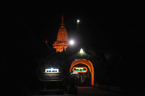 Ananda Phaya at night, Bagan