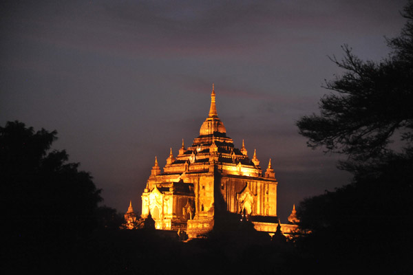 Thatbyinnyu Phaya - Bagans tallest temple illuminated