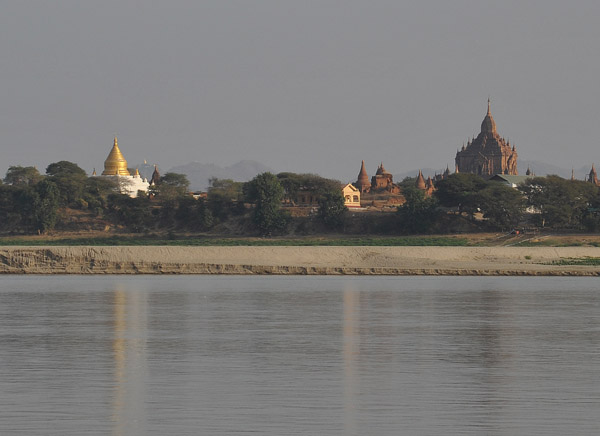 Gawdawpalin Temple on the right seen from the river as we arriva at Bagan
