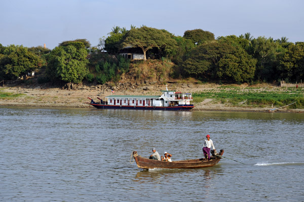Boat traffic at Bagan
