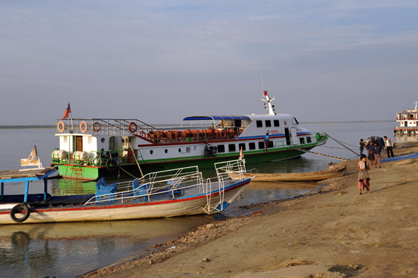 The fast ferry Malikha 2 at Bagan