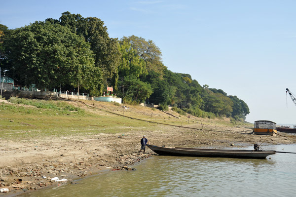 Just under 4 hours after departing Mandalay, the Malikha makes a brief stop in Myinmu